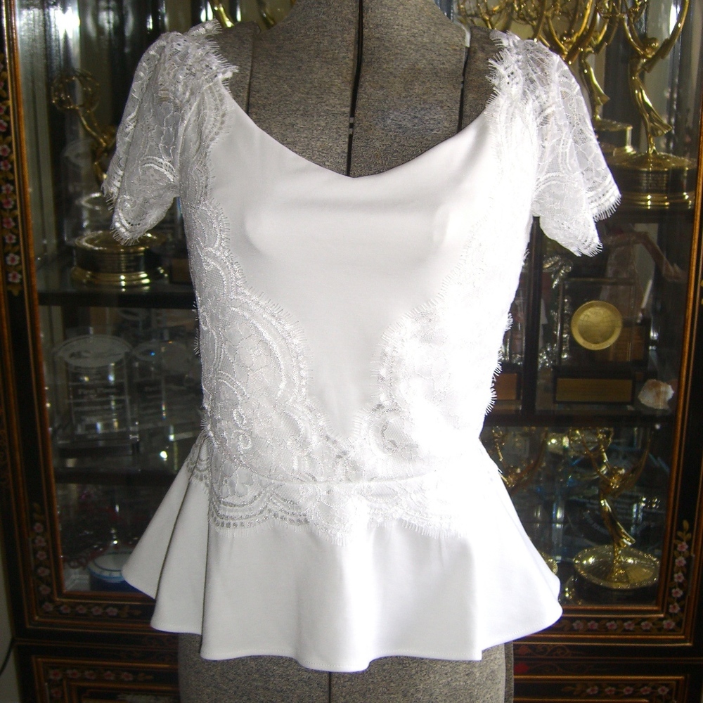 NWT BEBE WHITE LACE SCALLOP PEPLUM TOP M